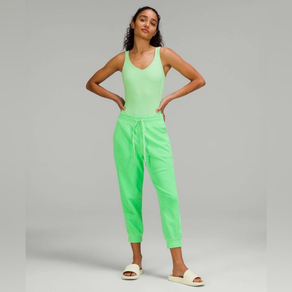 Lululemon Scuba High Rise Cropped Jogger Lime Green size 6 French Terry Pockets